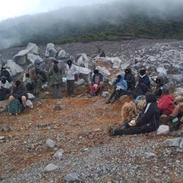 turista Poas ilegales Turistas siguen ingresando de manera ilegal a volcanes peligrosos de Costa Rica: grupo fue detenido en el volcán Poás (imágenes)