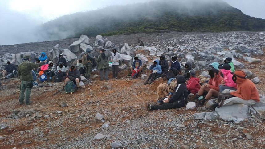 Turistas siguen ingresando de manera ilegal a volcanes peligrosos de Costa Rica: grupo fue detenido en el volcán Poás (imágenes)