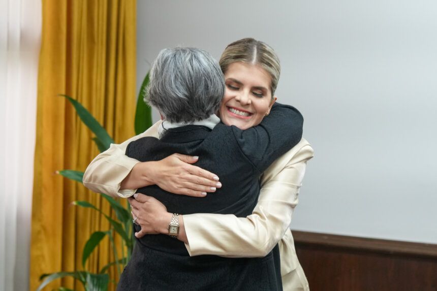 Carlo Díaz afirma que Laura Fernández es diferente detrás y frente a las cámaras: asegura que Chaves lo retó a los golpes