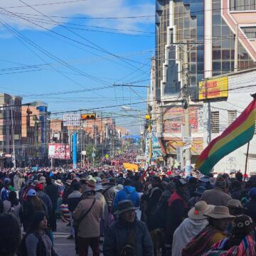 Marcha sobre La Paz para exigir la dimisión del presidente de Bolivia, Rodrigo Paz Reporte: Brote letal de ébola en África, crimen islamófobo en EEUU y tensión social en Bolivia marcan el acontecer noticioso internacional
