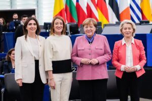 Merkel incita a la Unión Europea a "seguir regulando" las redes sociales y la IA por ser "un riesgo" para la democracia 8 Merkel incita a la Unión Europea a "seguir regulando" las redes sociales y la IA por ser "un riesgo" para la democracia