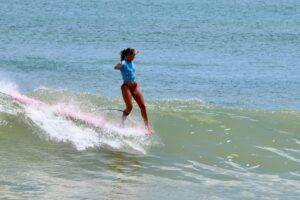 Costarricense Lía Díaz clasificó a la élite mundial del surf de tabla larga