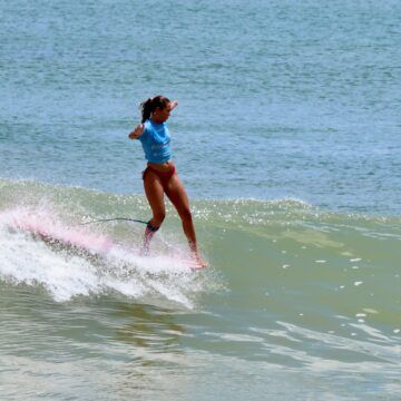 Costarricense Lía Díaz clasificó a la élite mundial del surf de tabla larga