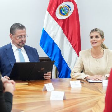 Gobierno de Carlos Alvarado desmiente a Laura Fernández: no se decomisaban teléfonos al ingreso a Casa Presidencial antes de 2022
