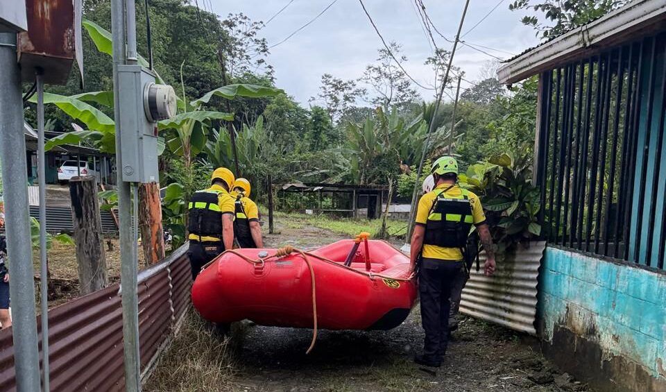 Caribe enfrenta aguaceros con inundaciones que afectan algunas comunidades por el paso de la onda tropical #3
Estamos trabajando con la Unidad Operativa de Rescate Acuático del Cuerpo de Bomberos.