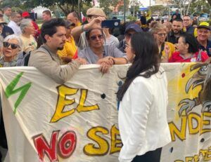 Estudiante fue agredido por la Fuerza Pública fuera del Congreso y fue trasladado al hospital: "Es de miserables hacer eso", sentenció diputada Sáenz
