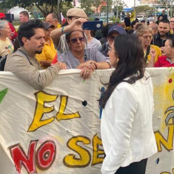 Estudiante fue agredido por la Fuerza Pública fuera del Congreso y fue trasladado al hospital: "Es de miserables hacer eso", sentenció diputada Sáenz
