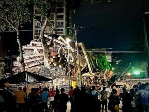 Aumentan a 920 los muertos por los terremotos en Venezuela: 17 países envían rescatistas (Costa Rica nada)