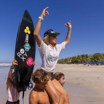 La promesa del surf tico: Mikela Castro, de 12 años, sueña con el póker de títulos en el surf nacional