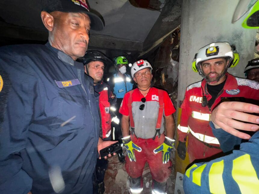Videos | Cruz Roja de Costa Rica trabaja fuerte para rescatar una persona viva de un edificio