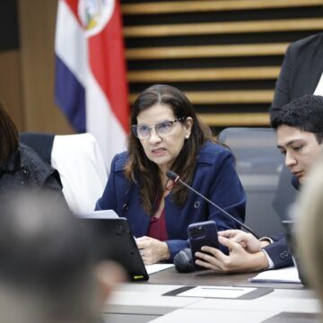 marta esquivel Pueblo Soberano vuelve a sabotear elección de magistrados constitucionales: Marta Esquivel trató de "ticos con corona" a pacientes que acuden a la Sala por salud