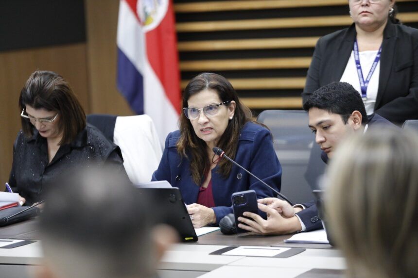 Pueblo Soberano vuelve a sabotear elección de magistrados constitucionales: Marta Esquivel trató de "ticos con corona" a pacientes que acuden a la Sala por salud