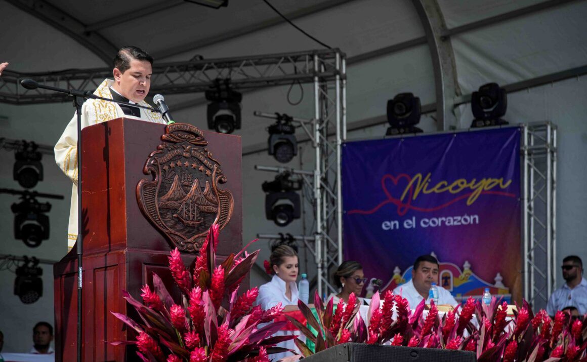 Sacerdote de Nicoya sorprende con mensaje humanista junto a Laura Fernández: "Una democracia no debe temer a quienes piensan"