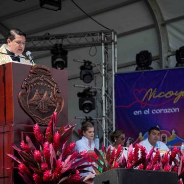 Sacerdote de Nicoya sorprende con mensaje humanista junto a Laura Fernández: "Una democracia no debe temer a quienes piensan"