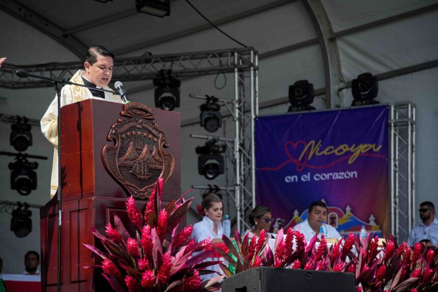 Sacerdote de Nicoya sorprende con mensaje humanista junto a Laura Fernández: "Una democracia no debe temer a quienes piensan"