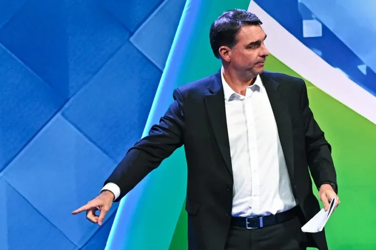 La fórmula de la ultraderecha fascista: El partido de Lula reclama al TSE medidas contra Flávio Bolsonaro por sus ataques al sistema de votación