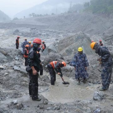 La gran riada del río Bhotekoshi deja ya más de 800 muertos y 3.000 desaparecidos en Nepal y Tíbet