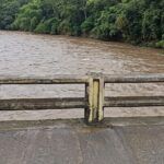 Video | Río que cruza Turrialba sigue "tragándose" casas por el sector de Calle Vieja