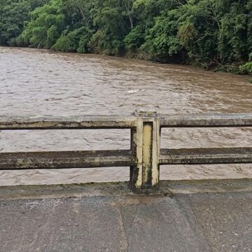 Video | Río que cruza Turrialba sigue "tragándose" casas por el sector de Calle Vieja