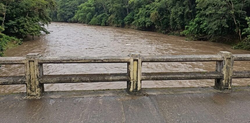 Video | Río que cruza Turrialba sigue "tragándose" casas por el sector de Calle Vieja