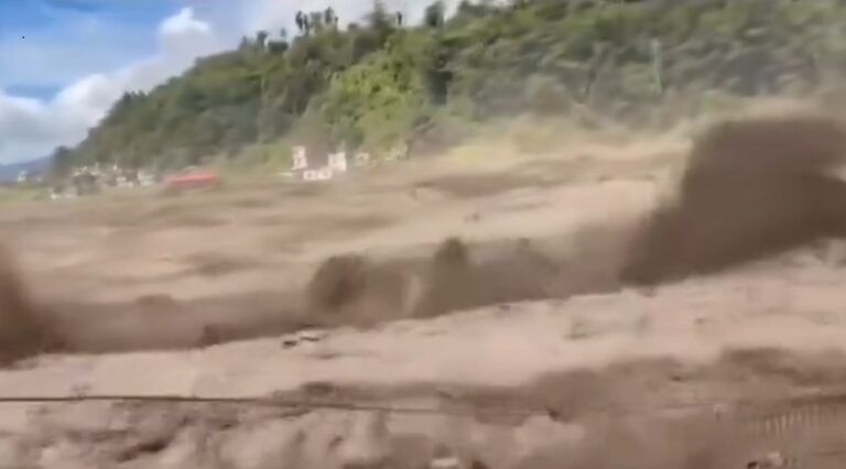 Videos "de película" | Cientos de muertos por impresionante riada e inundaciones en el norte de Nepal