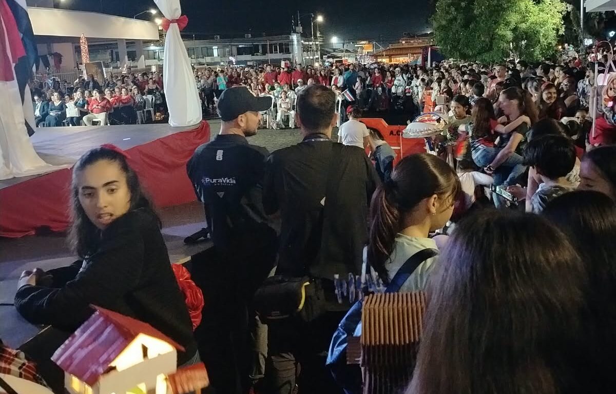 (Videos) Policía impidió ingreso de Faroleada por la Democracia: Joven que fue sacado de la Plaza Mayor en Cartago se manifiesta con llamado a la paz 7 (Videos) Policía impidió ingreso de Faroleada por la Democracia: Joven que fue sacado de la Plaza Mayor en Cartago se manifiesta con llamado a la paz