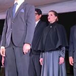 ¿Coincidencia o intención? Vestimenta de Laura Fernández al estilo de la república fascista ultraconservadora de Gilead genera debate