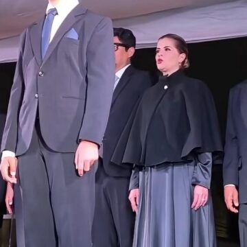 ¿Coincidencia o intención? Vestimenta de Laura Fernández al estilo de la república fascista ultraconservadora de Gilead genera debate