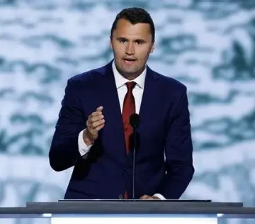 Grupos “pro-vida” rendirán homenaje al ultraderechista Charlie Kirk en la Asamblea Legislativa