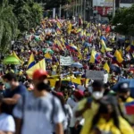 Miles de personas salen a las calles de las principales ciudades de Colombia en la primera protesta contra el Gobierno