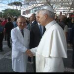El Papa sale del hospital tras recibir el alta y mañana rezará el Ángelus en el Vaticano