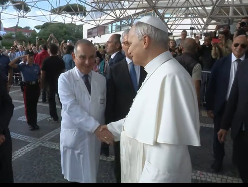 El Papa sale del hospital tras recibir el alta y mañana rezará el Ángelus en el Vaticano