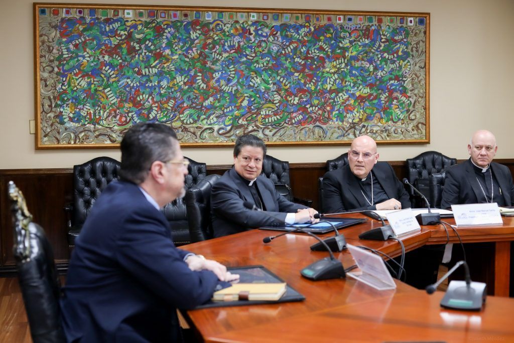 Arzobispo Quirós habría encubierto abuso del padre Víquez contra menores. 