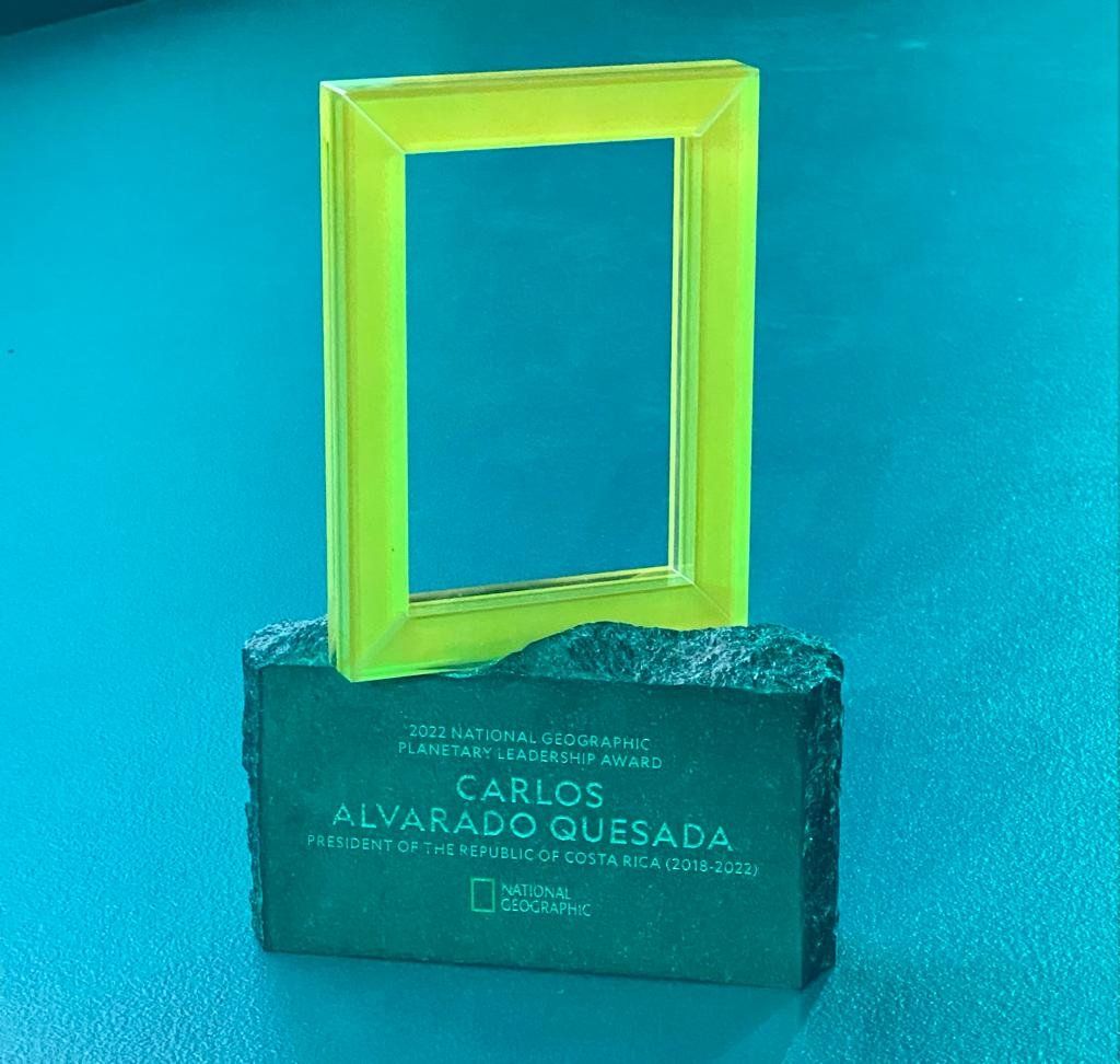 Premio al Liderazgo Planetario para Carlos Alvarado