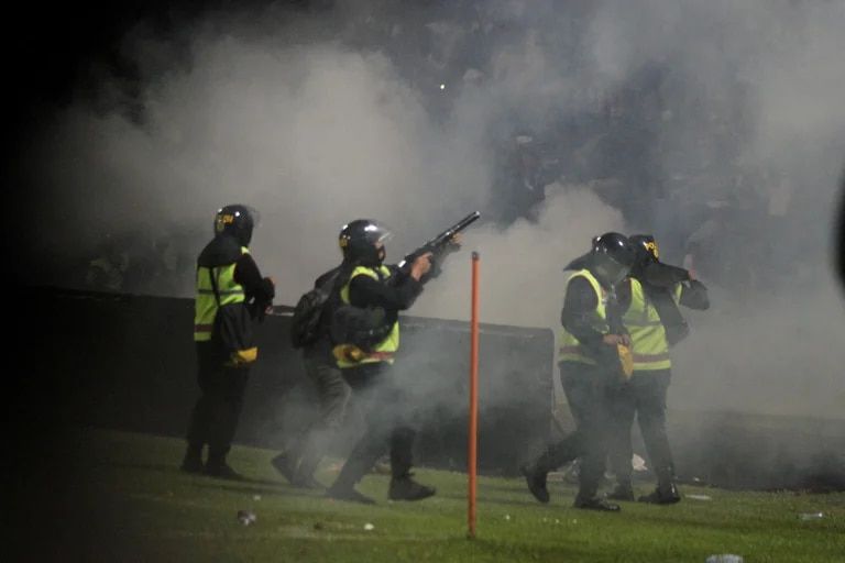 Tragedia en Indonesia después de partido de fútbol.