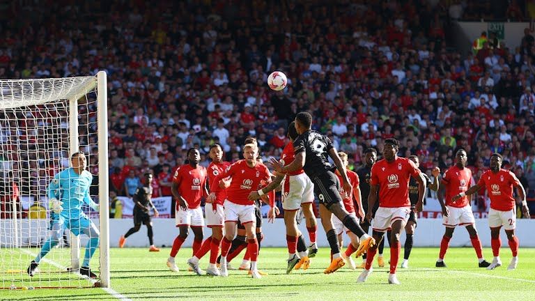 ¡Se salva el Nottingham Forest de Navas! Le monta emboscada al Arsenal y se queda en la Premier League 24 Defensa reforzada Navas NFO