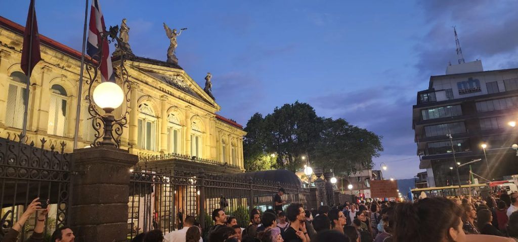 Premios nacionales, artistas y estudiantes toman el Teatro Nacional: "No más recortes a la cultura" 4 "No más recortes a cultura", expresaron los manifestantes.