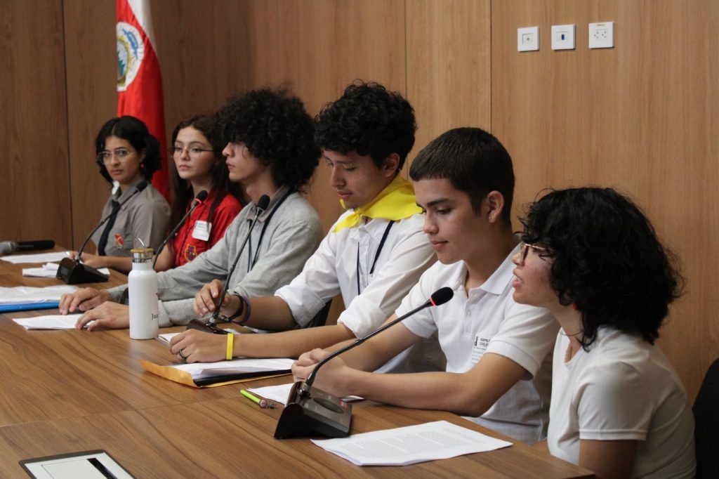 Estudiantes marchan contra las pruebas estandarizadas y exponen improvisación, cambios y absurdos del el MEP