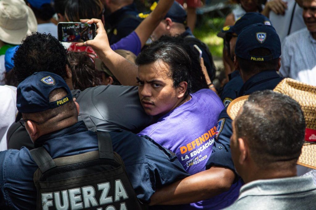 policias escoltaron estudiantes
