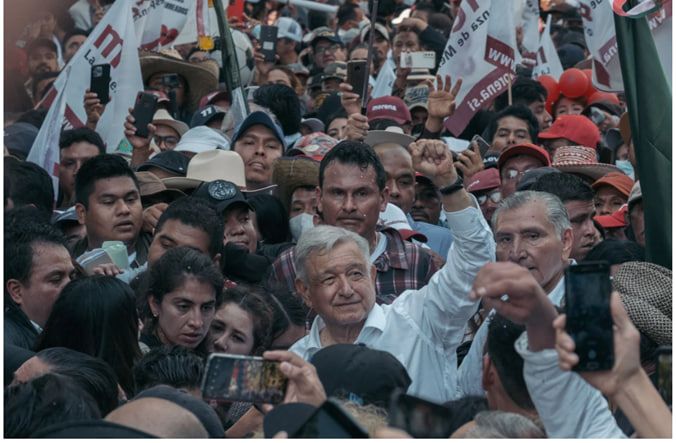 México: La oposición en su laberinto ◘ A ritmo de mariachi 13 AMLO bano de pueblo