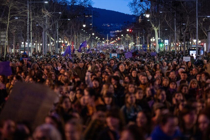 A pesar del frío, un feminismo dividido marcha en las calles de toda ...