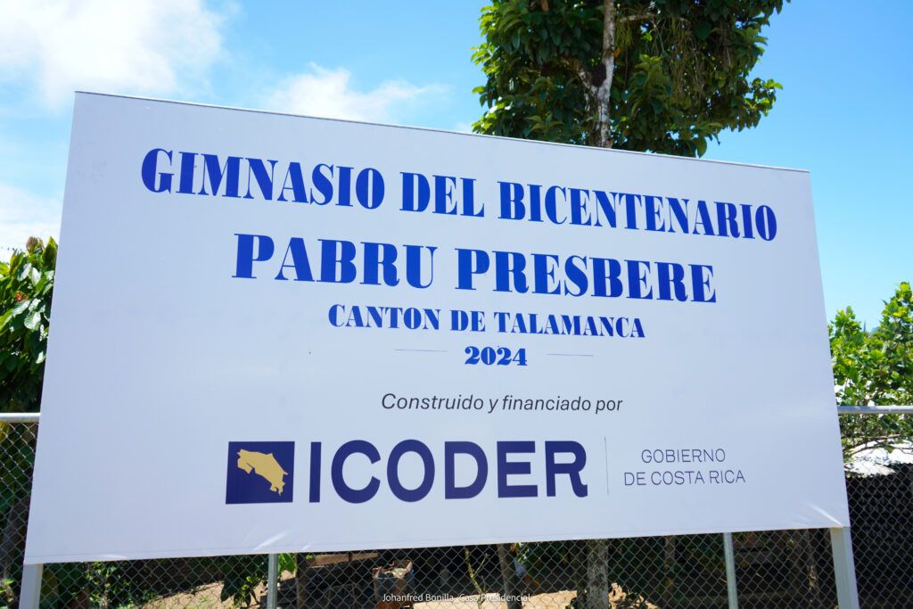 Presidente Chaves presume como su obra gimnasio en Suretka cuya construcción empezó en abril de 2021 y luego costó el doble 14 Inauguracion del Gimnasio Deportivo y Recreativo del Bicentenario APA Bllue 6