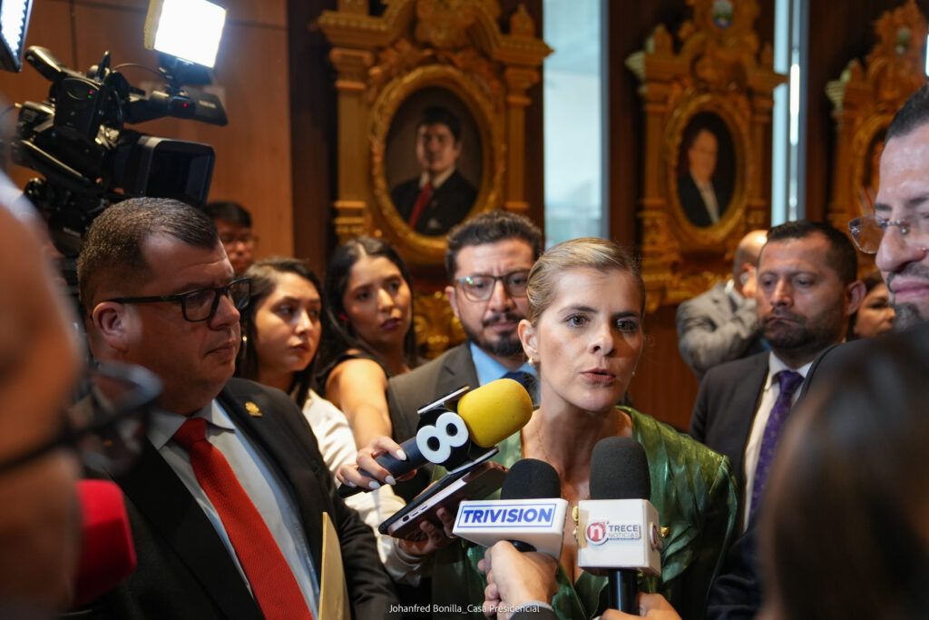 Presidente Rodrigo Chaves arma nuevo show: Aunque comunicó que no asistiría, llegó de sorpresa a reunión con los tres poderes en el Congreso