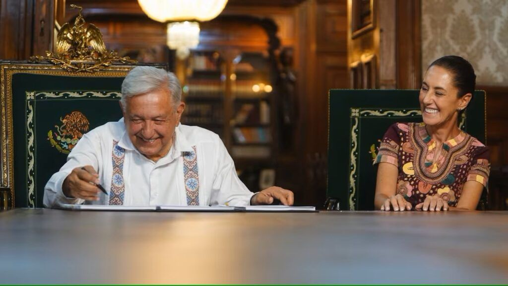 AMLO firma ante CLAUDIA reforma judicial